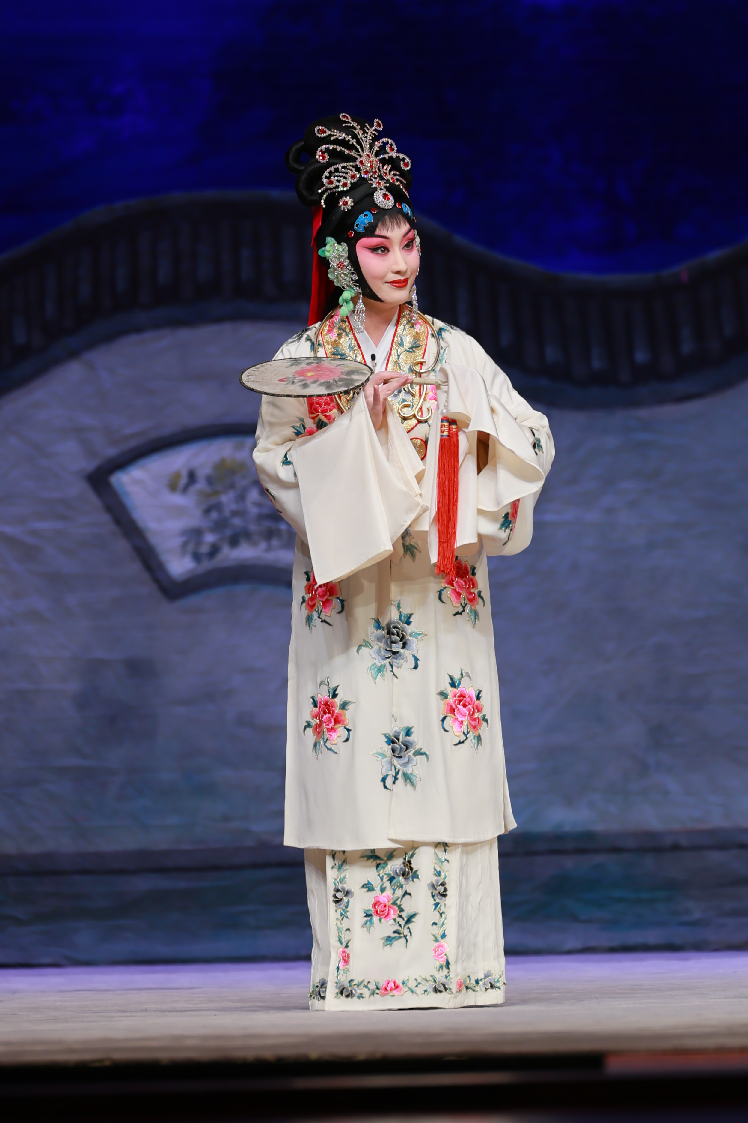 ce7a34e5a1554570bd6df7974935125e.jpg 2闫文倩饰谢瑶环.JPG