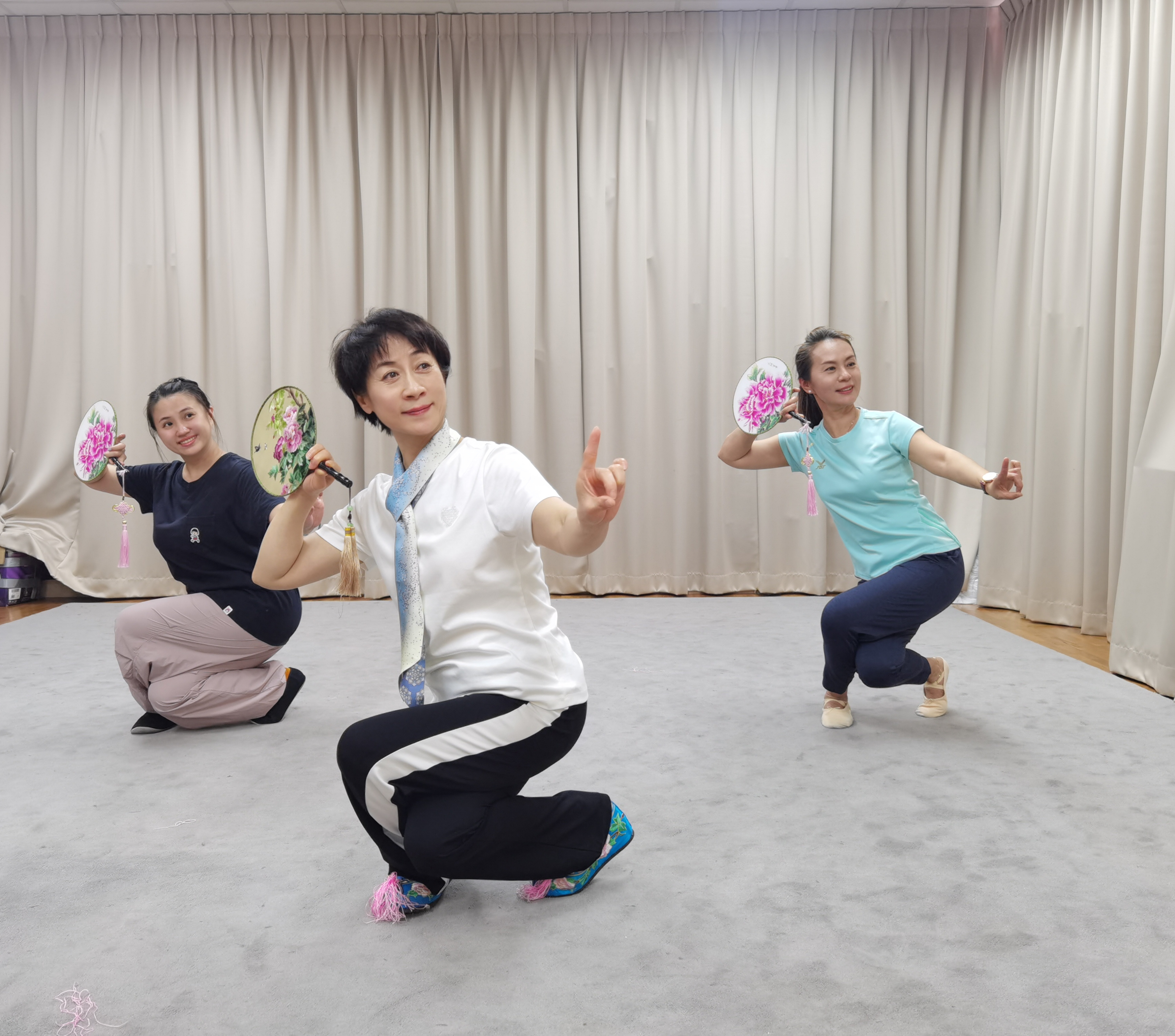 14bd61ded698435badbd072b4f8adb53.jpg 尹秋艳上课.jpg