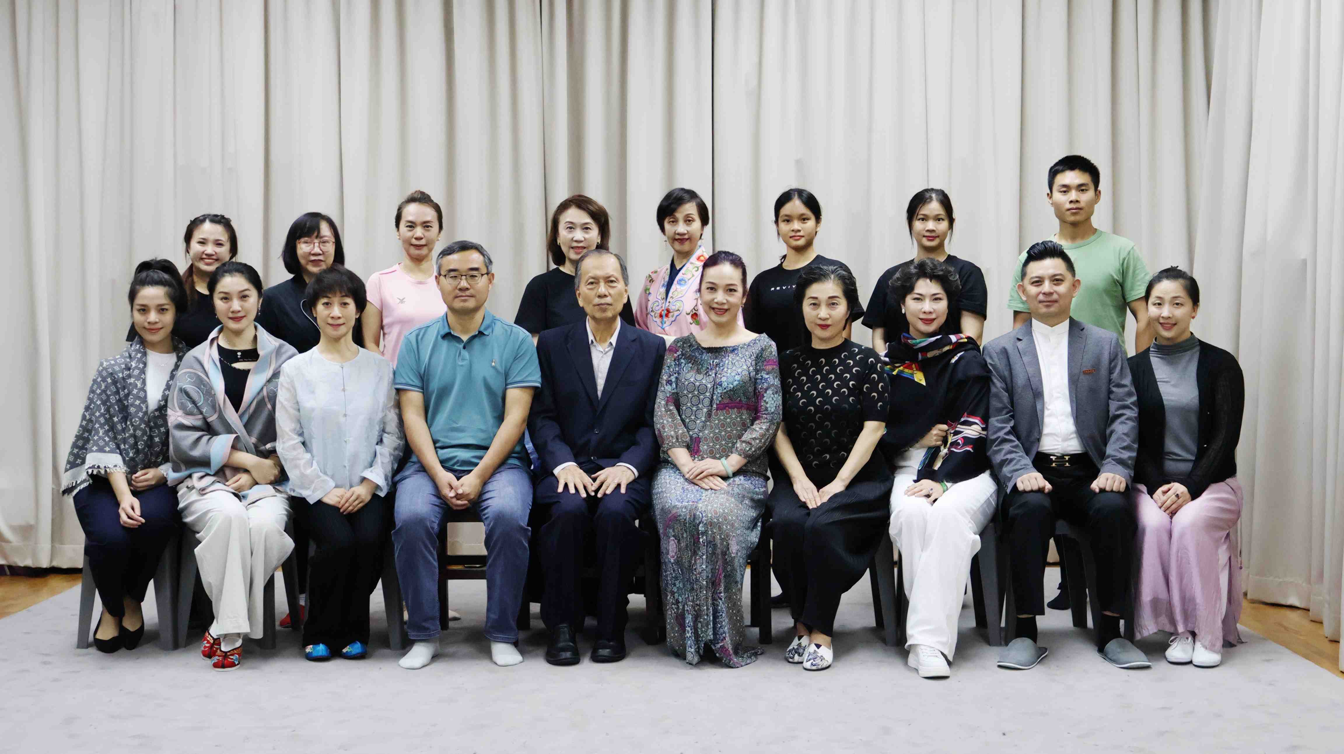 unpub_0636f5b9b377460c863ce695fdd72d1c.jpg 汇报合影.jpg